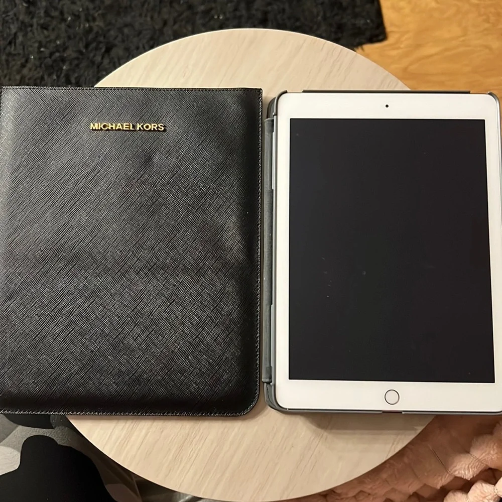 Michael Kors SLEEVE FOR IPAD (compatible w/Smart Cover) + FREE GIFT W/ PURCHASE!